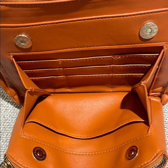 Elegant Tan Leather Bag - Picture 8 of 15